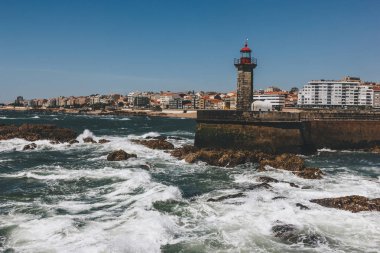 Porto, Portekiz Douro Nehri'nin ağzında eski deniz feneri ve granit iskelede
