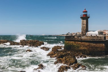 Porto, Portekiz Douro Nehri'nin ağzında eski deniz feneri ve granit iskelede
