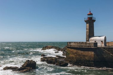 Porto, Portekiz Douro Nehri'nin ağzında eski deniz feneri ve granit iskelede