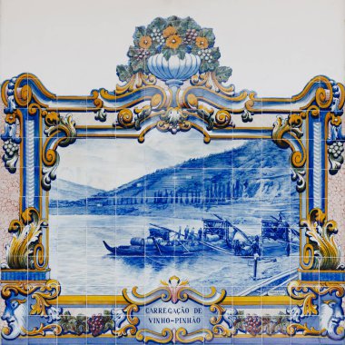 Pinhao, Portekiz - 29 Nisan 2016: Azulejos Pinhao, Douro Valley, tren istasyonunda