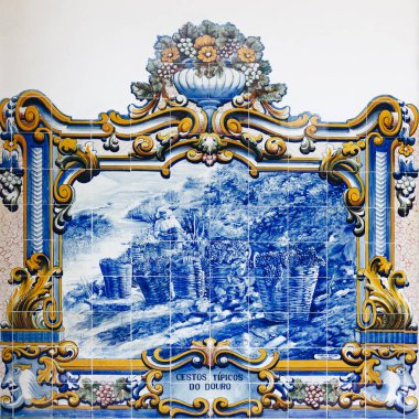 Pinhao, Portekiz - 29 Nisan 2016: Azulejos Pinhao, Douro Valley, tren istasyonunda