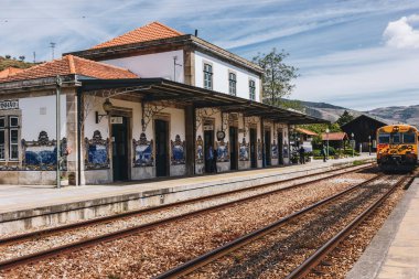 Pinhao, Portekiz - 29 Nisan 2016: Tren istasyonu Pinhao, Douro Vadisi ve eski sarı tren