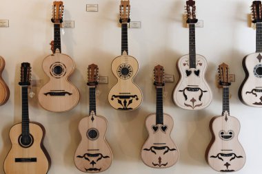 Porto, Portekiz - 29 Nisan 2016: Satır müzik mağazası duvardaki akustik gitar