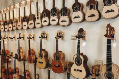 Porto, Portekiz - 29 Nisan 2016: Satır müzik mağazası duvardaki akustik gitar