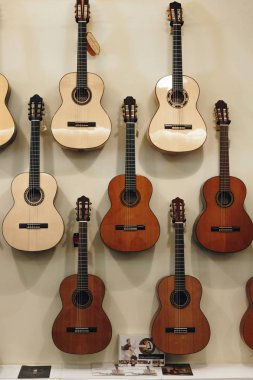 Porto, Portekiz - 29 Nisan 2016: Satır müzik mağazası duvardaki akustik gitar