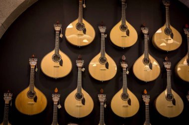 Porto, Portekiz - 29 Nisan 2016: Portekiz gitar müzik mağazası duvardaki satırlarının