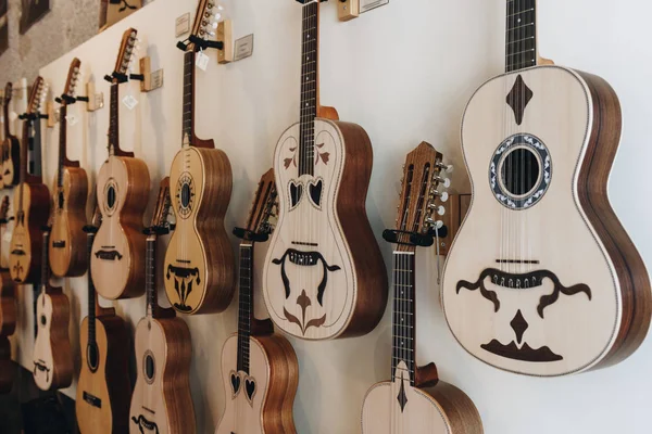 Rangées Guitares Acoustiques Sur Mur Dans Magasin Musique — Photo