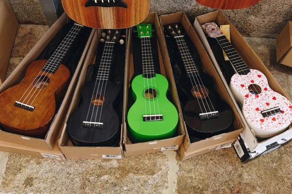 Porto Portugal Abril 2016 Ukeleles Coloridos Caja Tienda Música — Foto de Stock