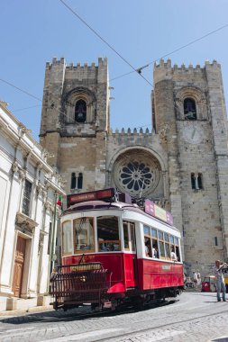 Lizbon - 02 Mayıs 2016: Eski tramvay önünde üzerinde 05 Mayıs 2016 Lisbon Cathedral Lizbon, Portekiz.