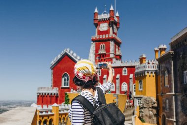 Sintra, Portekiz - 03 Mayıs 2016: Genç kadın alarak sırt çantası ile resim eski Pena National Palace Sintra, Portekiz'de