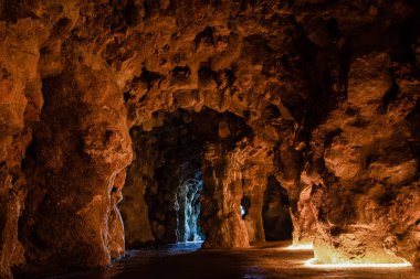 Sintra, Portekiz - 03 Mayıs 2016: Quinta da Regaleira Kalesi 'ndeki yeraltı tüneli