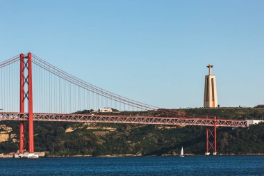 Kral İsa heykeli ve 25 Nisan köprü Tagus Nehri ile Yatlar. Lisbon, Portekiz