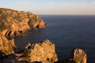 Cabo da Roca kayalıklarla batımında panoramik görünüm