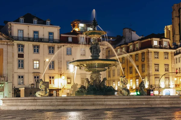 喷泉在 Rossio 广场里斯本在夜晚的时候 葡萄牙 — 图库照片
