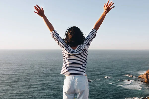 Щаслива Жінка Відкриває Руки Під Сонцем Морі — стокове фото