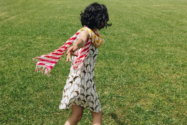 Mulher Bonita Vestido Bonito Dançando Campo Grama Verde — Fotografia de Stock