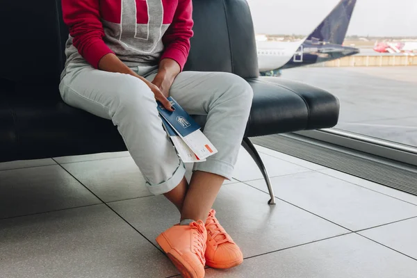 Jeune Femme Assise Avec Passeports Cartes Embarquement Aéroport — Photo