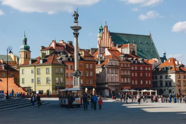 Varşova, Polonya - 21.042016: siyah ve beyaz eski şehir Meydanı Varşova Polonya vurdu