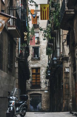 Barcelona, İspanya Gotik Mahallesi'nin dar sokak