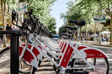 Barcelona, İspanya - 23 Nisan 2016: kamu hizmet araçları Bisiklet Vodafone Bicing Barselona