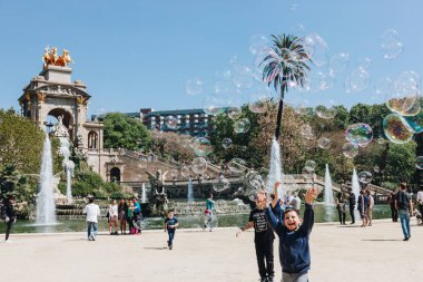 Barcelona, İspanya - 23 Nisan 2016: Güzel Çeşmede Parc de la Ciutadella Barcelona, İspanya