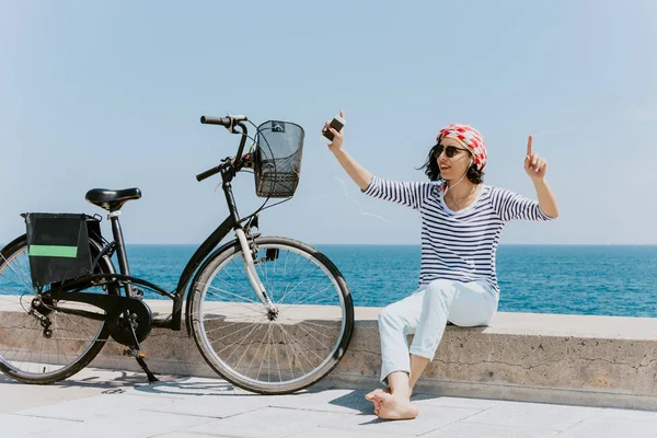 Hermosa Joven Con Bicicleta Escuchando Música Una Playa —  Fotos de Stock