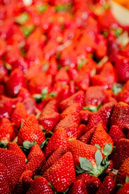 Valencia, İspanya pazarda satışa hazır sepetleri düzenlenen taze kırmızı çilek