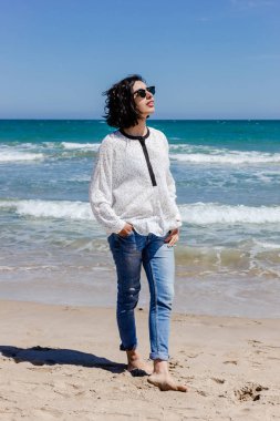 Sahilde yürüyüş güzel genç kadın ile gözlük. Tam uzunlukta portre