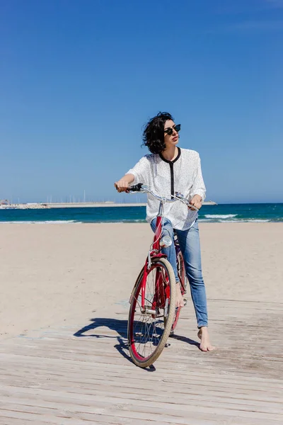Jovem Sorridente Com Bicicleta Praia — Fotografia de Stock