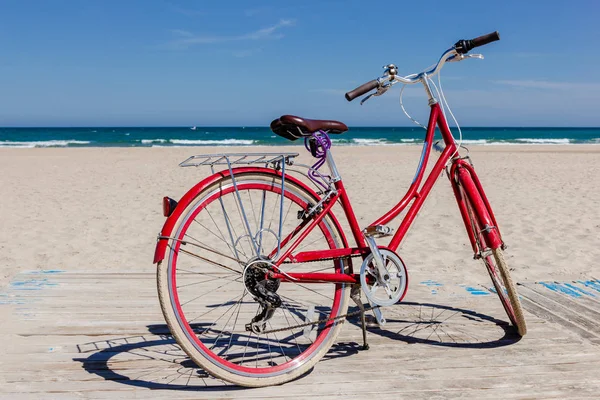 Vintage Vélo Rouge Sur Beau Fond Plage — Photo