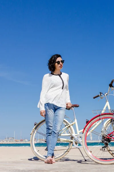 Hermosa Joven Con Bicicleta Una Playa —  Fotos de Stock