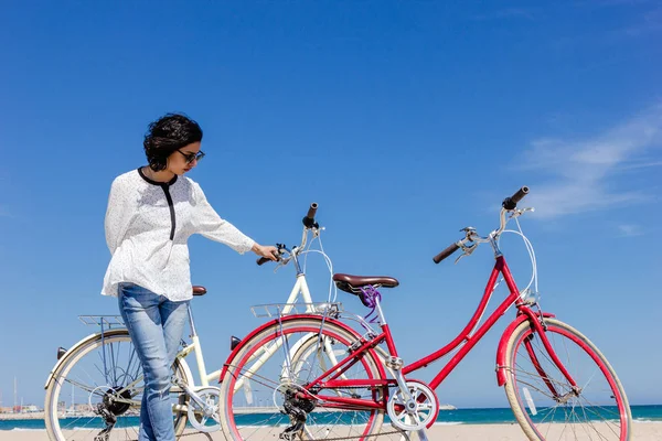 Hermosa Joven Con Bicicleta Una Playa —  Fotos de Stock