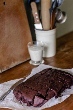 Mutfak masasının üzerinde süt ile ev yapımı çikolatalı kek