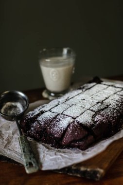 Çikolatalı kek pişirme bir kağıt üzerine pudra şekeri ile servis