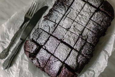 Çikolatalı kek pişirme bir kağıt üzerine pudra şekeri ile servis