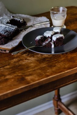 Çikolatalı browni kek krem plaka üzerinde