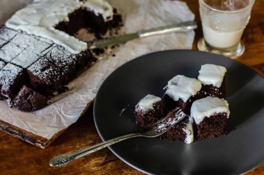 Çikolatalı browni kek krem plaka üzerinde