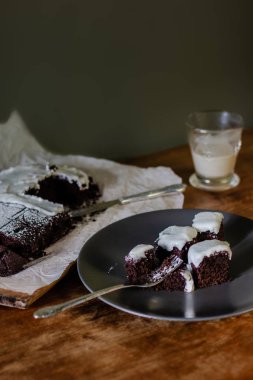 Çikolatalı browni kek krem plaka üzerinde