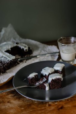 Çikolatalı browni kek krem plaka üzerinde