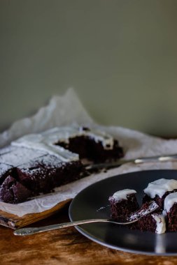 Çikolatalı browni kek krem plaka üzerinde