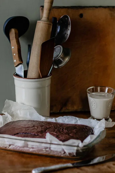 Cokelat Brownie Buatan Sendiri Dengan Segelas Susu Atas Meja Dapur — Stok Foto
