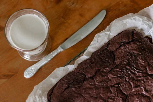 Domowe Czekoladowe Brownie Szklankę Mleka Stole Kuchni — Zdjęcie stockowe