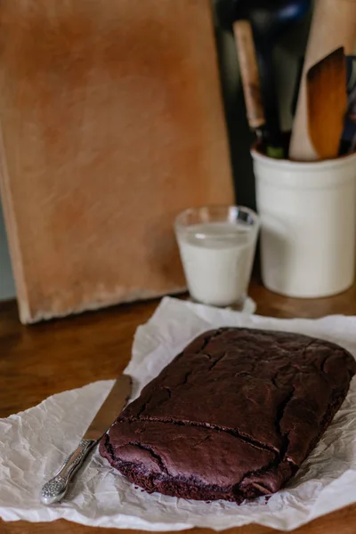 Domowe Czekoladowe Brownie Szklankę Mleka Stole Kuchni — Zdjęcie stockowe