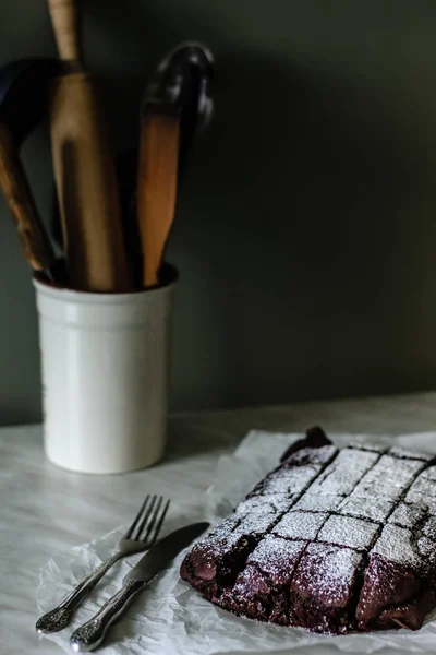 Brownie Cioccolato Servito Con Zucchero Velo Carta Forno — Foto Stock
