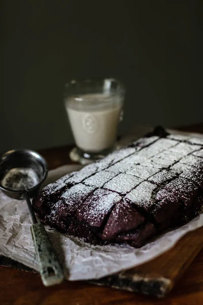 Çikolatalı kek pişirme bir kağıt üzerine pudra şekeri ile servis