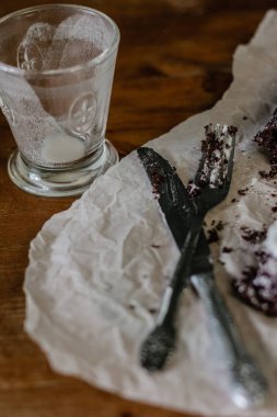 Boş bardak süt ve çikolata Pie kırıntıları