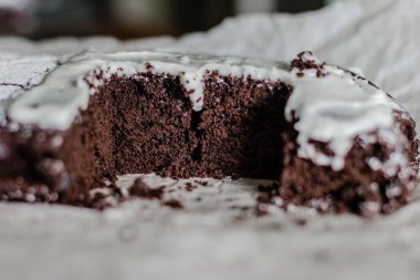 Krem akan ile Çikolatalı brownie yakın çekim