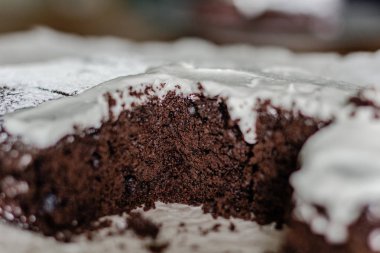 Krem akan ile Çikolatalı brownie yakın çekim