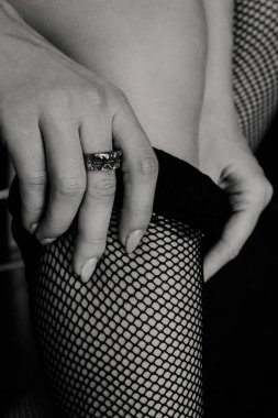 Siyah çorap giyen kadın.