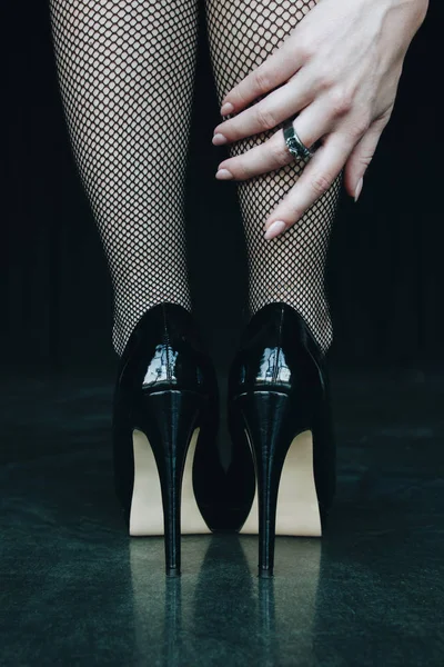 Kobieta nogi w czarne pończochy i buty na obcasie — Zdjęcie stockowe
